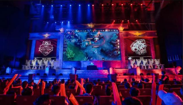 皇马在国家德比后失利，阿隆索面临下课危机，巴萨趁机领跑，西甲争冠形势严峻。（国家德比失利令皇马受挫，阿隆索帅位告急，巴萨乘势领跑，西甲争冠风云突变）