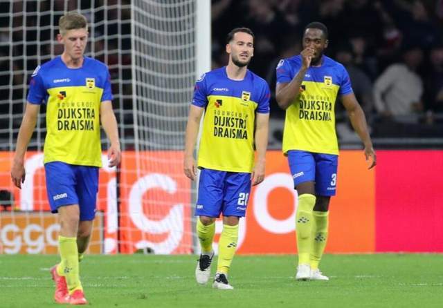 遭直红罚下 遭直红罚下